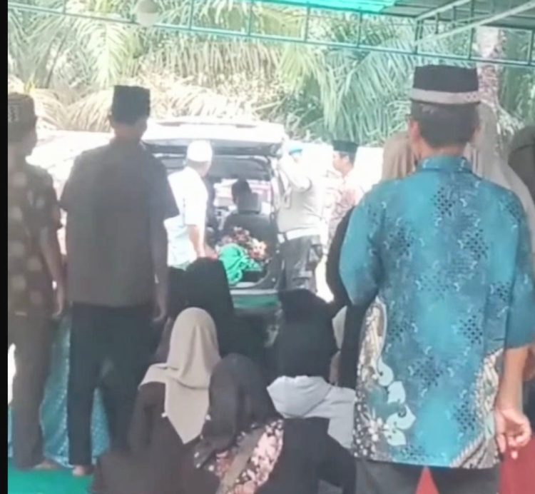 Foto ketika jenajah tiba dirumah duka.