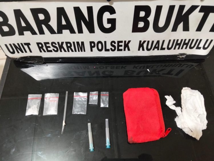 Sejumlah barang bukti berupa dua bungkus plastik klip transparan berisi diduga narkotika jenis sabu dengan berat bruto 1,53 gram, serta sejumlah barang pendukung lainnya.