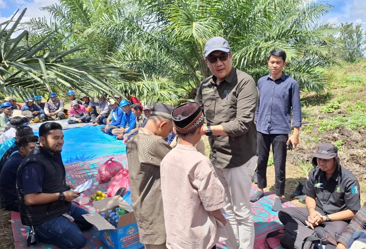 Manajer Kebun Bah Birung Ulu, Yuna Shaund H.S. Damanik,saat memberikan santunan pada anak yatim PDA kegiatan syukuran, Selasa (07/04/2026).