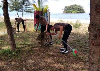 Brimob Aceh Bersaama Masyarakat Laksanakan Bakti Sosial di Tempat Ibadah dan Pesisir Pantai