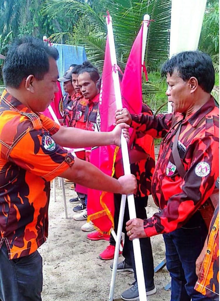 Foto, Penyerahan Petaka oleh Ketua PAC Nafaruliandi Manurung Kepada ketua ketua Ranting se Kecamatan BP Mandoge