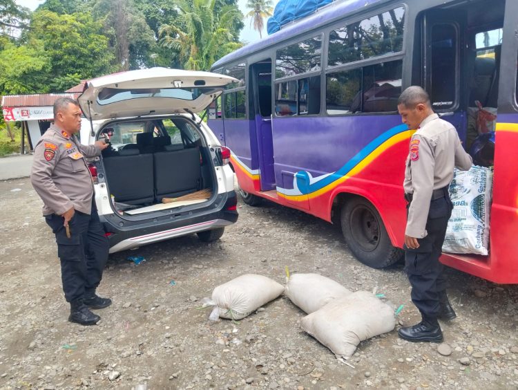 Petugas sedang menyisir terminal transit Passo di Jalan Upua Baguala yang diduga sering menjadi lokasi pesta miras,Kamis (09/04/2026)