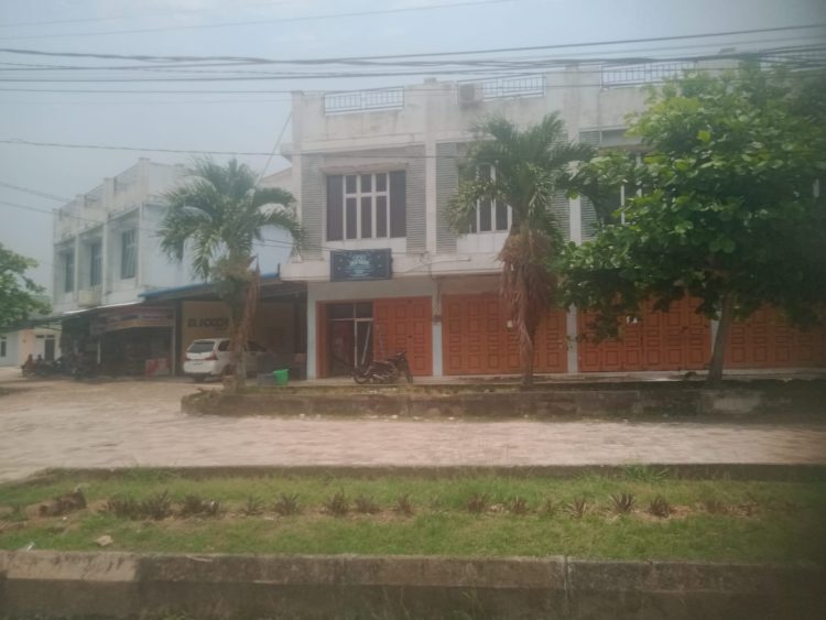 Perumahan toko (ruko) di Komplek DL Sitorus, Jalan H Adam Malik (By Pass, Kelurahan Lobusona), yang diduga telah berubah fungsi menjadi tempat hiburan malam dan KTV—tanpa kejelasan legalitas Sertifikat Laik Fungsi (SLF).