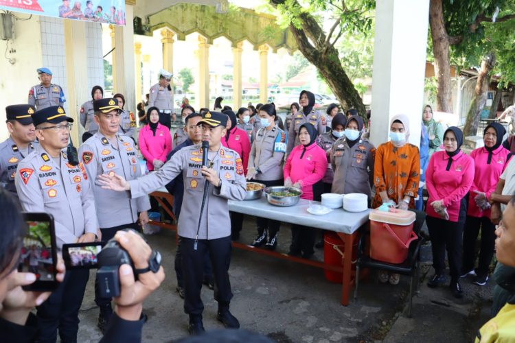 Kapolres Labuhanbatu AKBP Wahyu Endrajaya, S.I.K., M.Si.,launching Warung Polri Presisi Polres Labuhanbatu, digelar di depan Lapangan Ika Bina Rantauprapat, Jalan MH. Thamrin, Rantauprapat. (10/4/2026).