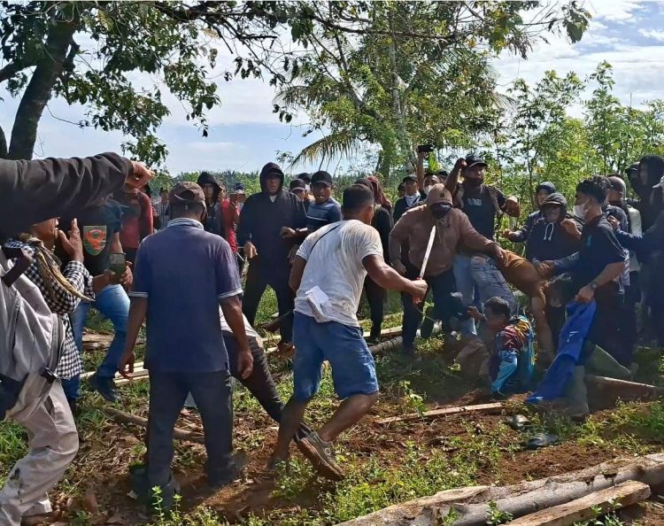 Situasi brutal pada Konflik agraria di Padang Halaban, Kecamatan Aek Kuo, antara warga yang tergabung dalam Kelompok Tani Padang Halaban dan Sekitarnya  dengan diduga pihak pengamanan PT SMART (Sinar Mas Agro Resources and Technology), Kamis (9/4/2026).