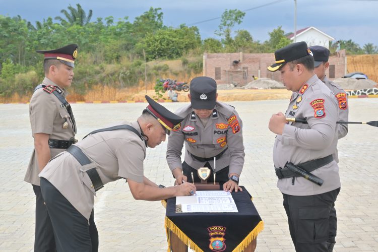 Sertijab sejumlah Pejabat Utama di lingkungan Polres Labuhanbatu Selatan (Labusel) berlangsung khidmat di Lapangan Tribrata Polres Labuhanbatu Selatan, Desa Sosopan, Kecamatan Kotapinang, Kabupaten Labuhanbatu Selatan, Senin (13/4/2026).