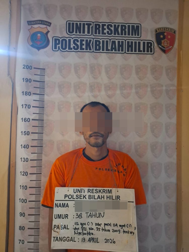Terduga pemilik sabu inisial HS (38), warga Kecamatan Bilah Hilir,saat diamankan Polsek Bilah Hilir