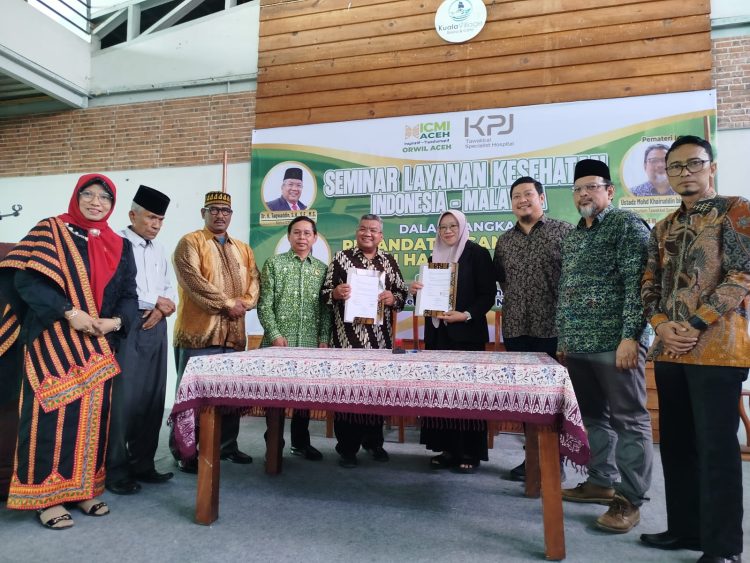 Foto bersama Ketua ICMI Aceh, Dr Taqwaddin Husin dan Perwakilan Tawakkal Specialist Hospital, dr Natalina tantangani kerjasama (MoU) perihal Pelayanan Kesehatan di Kuala Village Resto, Banda Aceh, Jumat 17 April 2026.