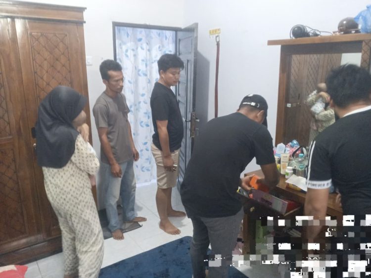 Petugas Polres Labusel sedang melakukan penyelidikan dan penggerebekan di Dusun Sisumut Pekan, Desa Sisumut, Kecamatan Kota Pinang, Minggu (19/4/2026) sekitar pukul 14.30 WIB
