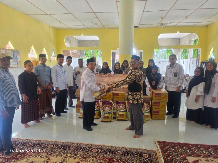 Pembina IKAHI Daerah Aceh, H. Nursyam, SH, MH yang juga menjabat sebagai Ketua Pengadilan Tinggi, didampingi para Hakim Tinggi, Hakim Pengadilan Negeri, dan Hakim Pengadilan Militer, menyerahkan bantuan sembako kepada anak-anak di Yayasan Penyantun Islam, Setui, Banda Aceh, pada Senin (20/4/2026).