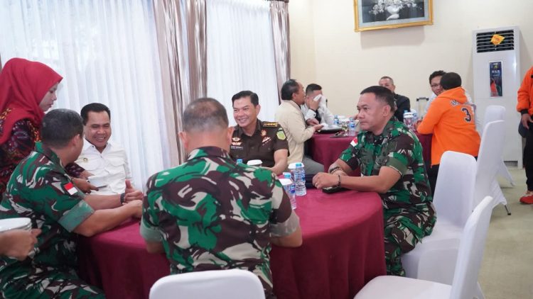 Suasana hangat dan penuh keakraban menyambut kedatangan Wakil Ketua Komisi I DPR RI, Dave Akbarshah Fikarno, bersama rombongan di ruang VIP Pemda Bandara Pattimura, Kamis (23/4/2026).