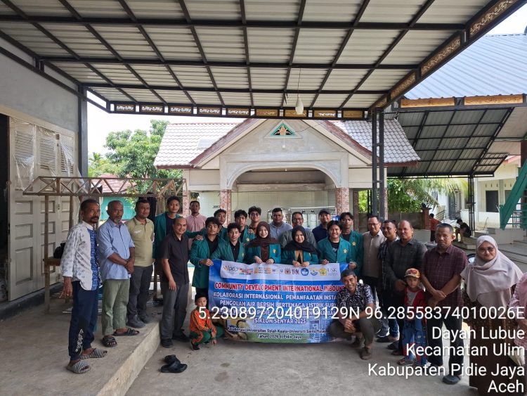 Foto bersama tim Universitas Syiah Kualanamu setelah secara resmi menyerahkan instalasi pengolah air bersih bertenaga listrik surya pada Sabtu, 25 April 2026.