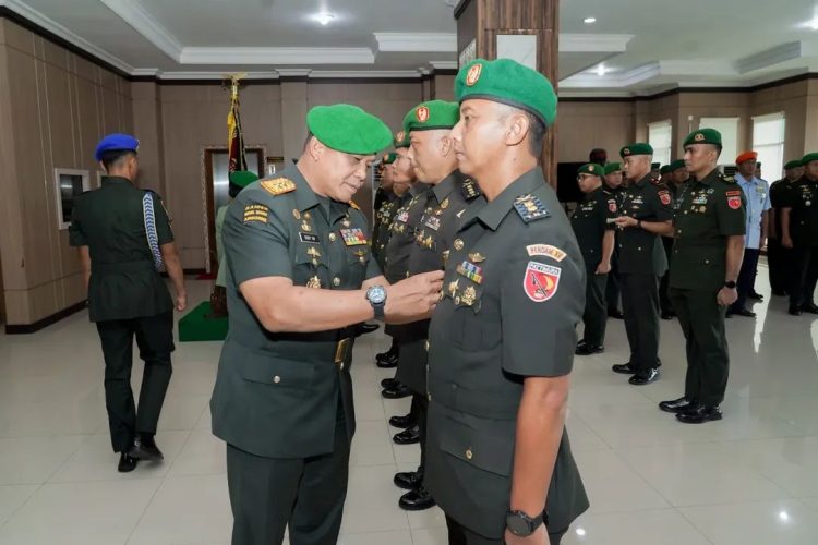 Pangdam XV/Pattimura, Mayjen TNI Dodi Triwinarto, S.I.P., M.Han.,pimpin upacara Sertijab dan penyerahan jabatan sejumlah perwira menengah di lingkungan Kodam XV/Pattimura, Ambon pada hari Jum'at (24/4/2026)