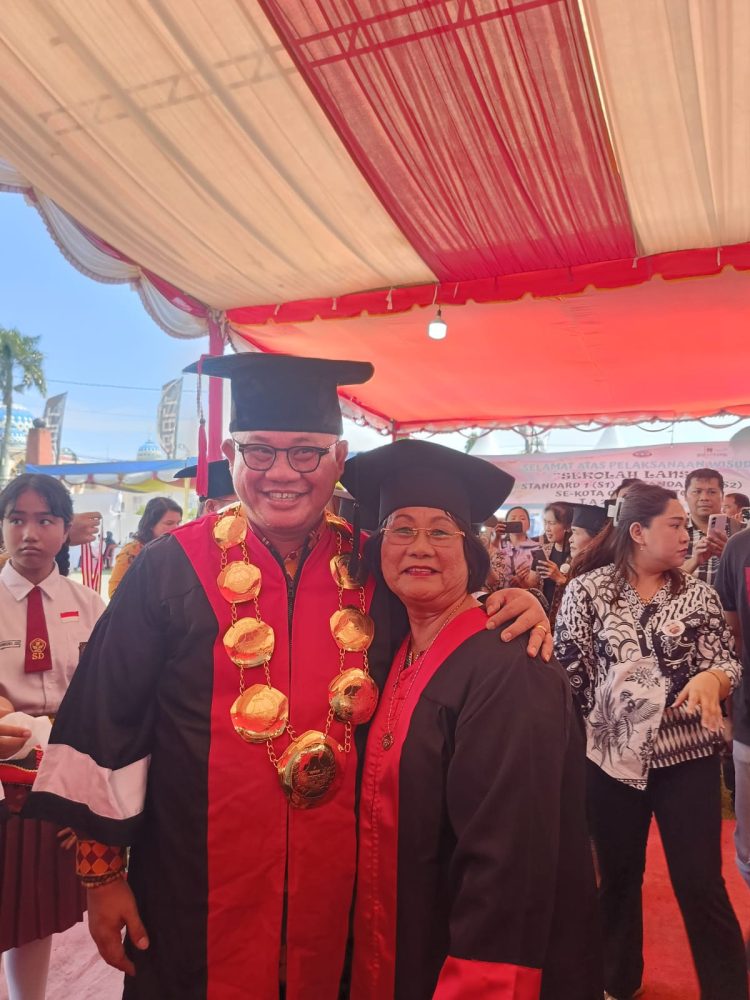 Wali Kota Gunungsitoli, Sowa’a Laoli, SE.,MSi, saat foto bersama dengan Lisaati Larosa salah satu wisudawati berusia 67 Tahun.