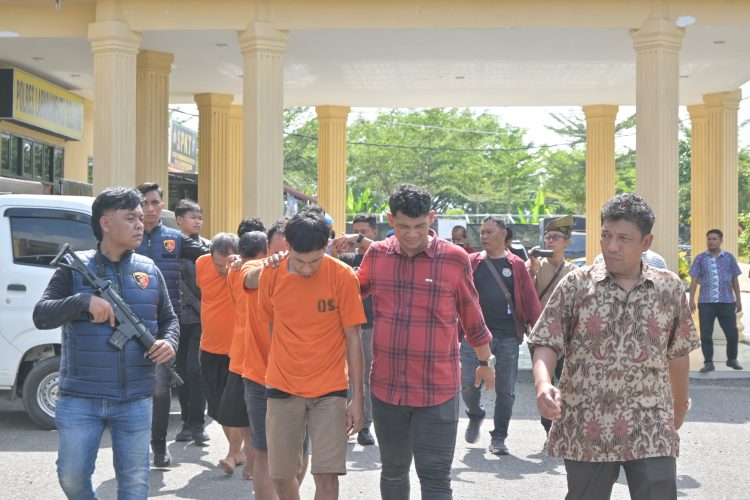 Petugas sedang menggiring 6 terduga pelaku pencurian ternak warga di Labusel