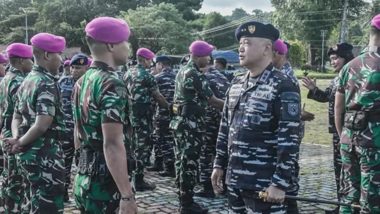 Dankodaeral IX, Laksda TNI Hanarko Djodi Pamungkas, S.H., melepas prajurit eks Batalyon Marinir Pertahanan Pangkalan (Yonmarhanlan) IX Ambon yang dimutasi ke Batalyon Infanteri (Yonif) 12 Marinir Jayapura, Papua, Kamis (7/5/2026).