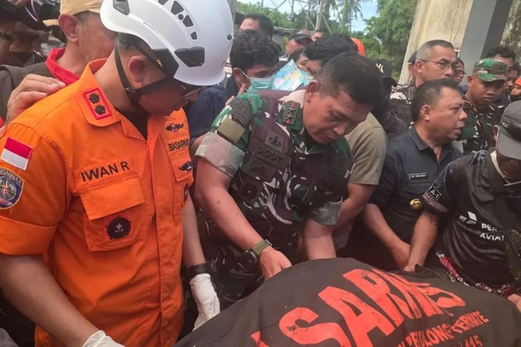 Pangdam XV/Pattimura, Mayjen TNI Dody Triwinarto, S.I.P., M.Han.,terjun langsung membantu proses evakuasi para korban terdampak erupsi Gunung Api Dukono di Desa Mamuya, Kecamatan Galela, Kabupaten Halmahera Utara.