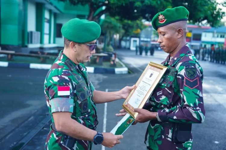 Atas keberaniannya, Sertu Kamarudin (kanan) menerima piagam penghargaan dari Pangdam XV/Pattimura yang diserahkan langsung oleh Brigjen TNI Dr. Nefra Firdaus saat memimpin upacara mingguan di Makodam, Senin (11/05/2026)