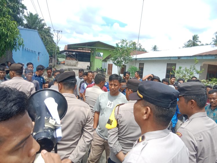 Ratusan massa yang tergabung dalam PK KNPI Kecamatan Bandar Masilam bersama mahasiswa dan masyarakat turun ke jalan menggelar aksi unjuk rasa di depan pabrik kelapa sawit milik PT. Mekar Jaya Sawit, Senin (11/5/2026).