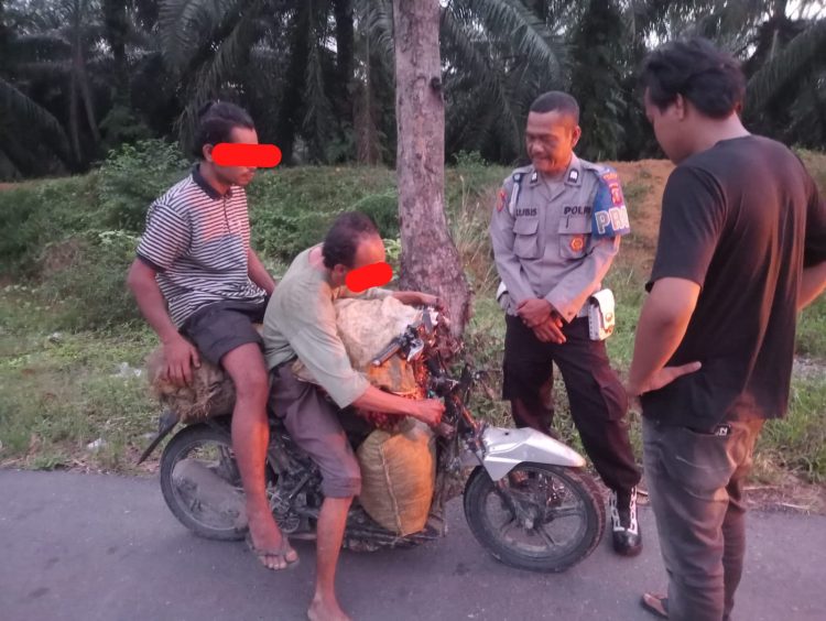 Petugas saat memberhentikan 2 orang di area perkebunan Torgamba  yang diduga melakukan pencurian sawit, Kamis (14/5/2026) sekitar pukul 05.00 WIB.
