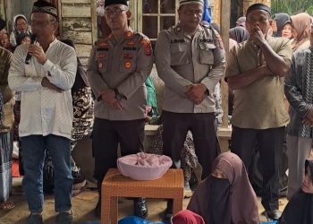 Sentuhan Humanis di Tengah Duka: Kapolsek Torgamba Datangi Rumah Korban Pengeroyokan, Beri Trauma Healing untuk Keluarga