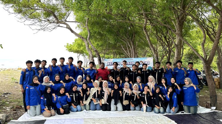 Momen foto bersama Himpunan Mahasiswa Sosiologi FISIP Universitas Malikussaleh bersama Himpunan Mahasiswa Deli Serdang  setelah melakukan aksi nyata kepedulian terhadap lingkungan dengan menggelar gerakan bersih pantai di Pantai Ujung Bate, Kamis (14/5/2026).