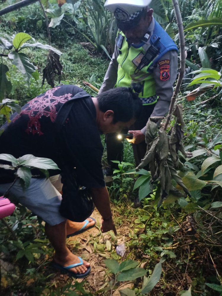 Pelaku sempat kabur,namun petugas menemukan berbagai barang yang identik dengan aktivitas penyalahgunaan sabu, diantaranya alat hisap sabu (bong), sejumlah plastik klip kosong berbagai ukuran, pipet plastik runcing hingga kotak transparan ditemukan berserakan di lokasi.