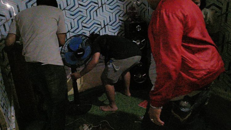 Petugas sedang menggeledah salah satu rumah diduga menjadi tempat transaksi narkoba