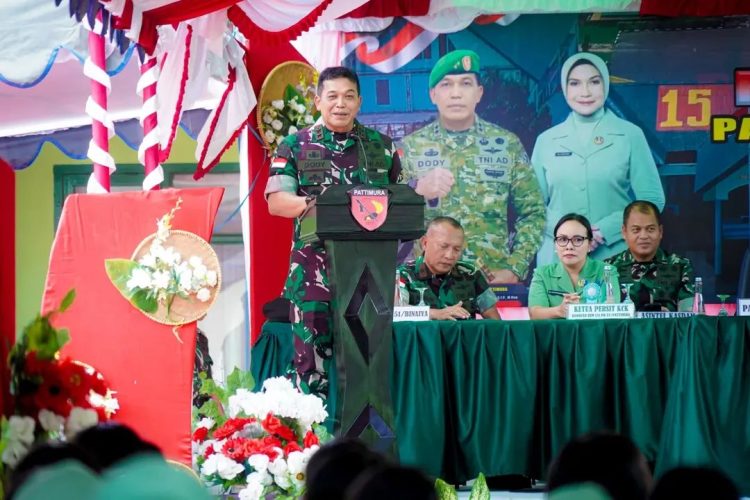 Pangdam XV/Pattimura, Mayjen TNI Dody Triwinarto saat memberikan arahan