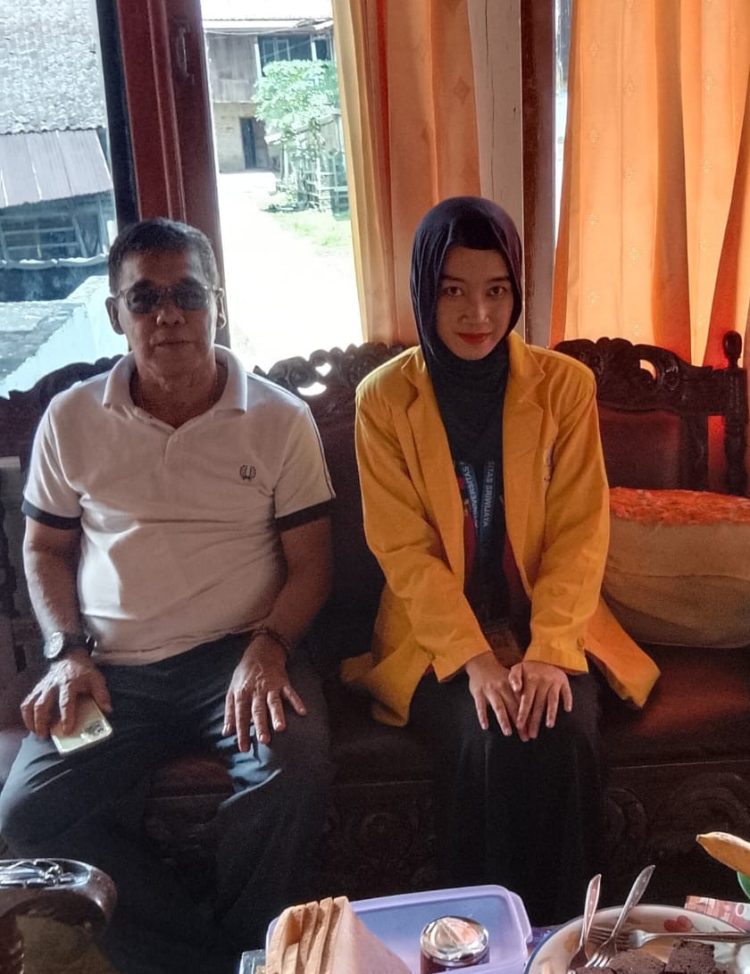 Annisa Intan Juwita (kanan), mahasiswi semester akhir dari Universitas Sriwijaya Fakultas Keguruan dan Ilmu Pendidikan jurusan Sejarah, didampingi keluarga.