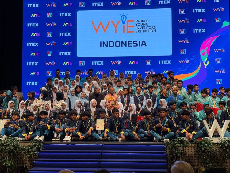 Foto bersama peserta dari SMAN 7 Banda Aceh pada kegiatan World Young Inventors Exhibition (WYIE) 2026 di Kuala Lumpur Convention Centre (KLCC), Malaysia.