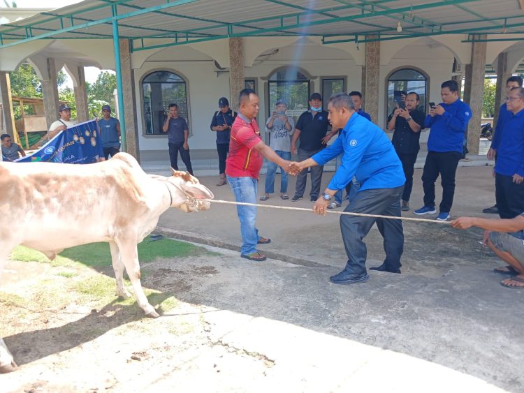 Wakakorkam M. Saleh selaku perwakilan manajemen PT Jaya Wira Manggala, didampingi Indra Lesmana, Kiki Pardede, Aviv, dan Fitra bersama tim JWM Medan saat menyerahkan hewan qurban.