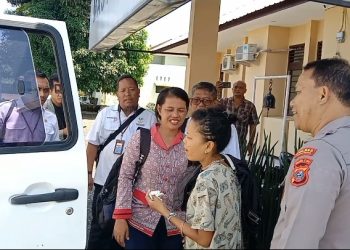 Kisah Humanis 6 Hari Kapolsek Tanah Jawa Menjaga ODGJ Terlantar Hingga Kembali ke Kampung Halaman Bersama Keluarga 