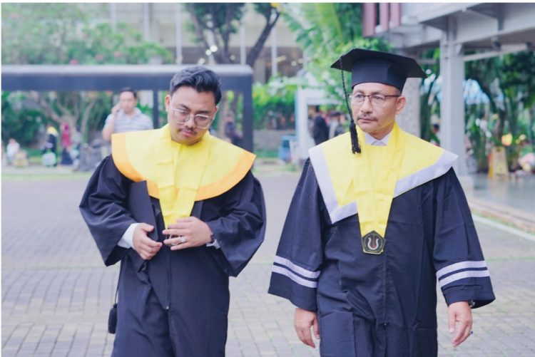 Anggota DPD RI asal Aceh, H Sudirman atau yang akrab disapa Haji Uma(kanan), bersama putranya