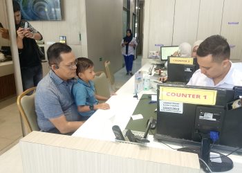 Dibalik Seragam Polisi Ada Kepedulian untuk Yusuf: Kapolres Aceh Selatan Bantu Anak Wartawan Berjuang Melawan Anodontia