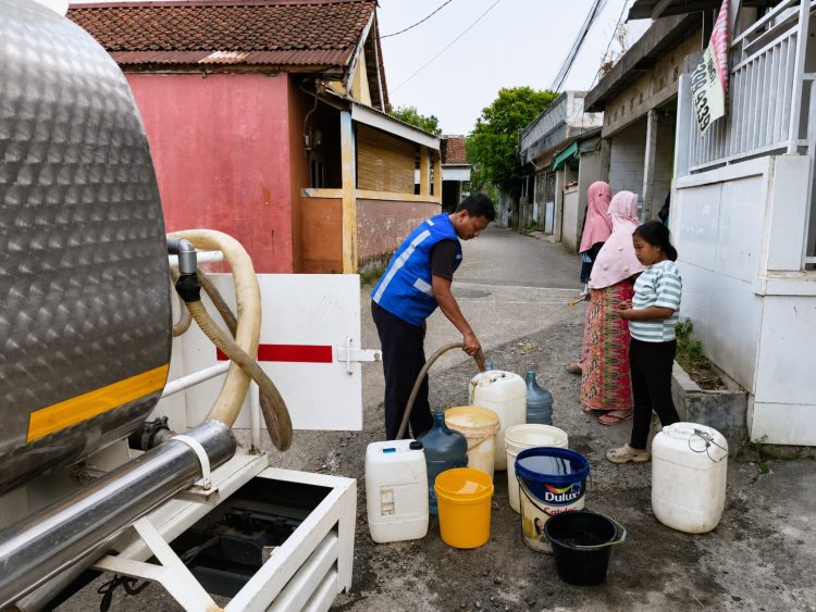 Terpantau petugas sedang bagikan air bersih ke warga, Senin (27/07/2026)