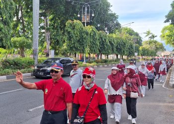 Langkah Merah Putih  Tanpa Sekat Jabatan di PT BNA, KPT Dr. Sutio dan Istri Berbaur Bersama Hampir 200 Peserta