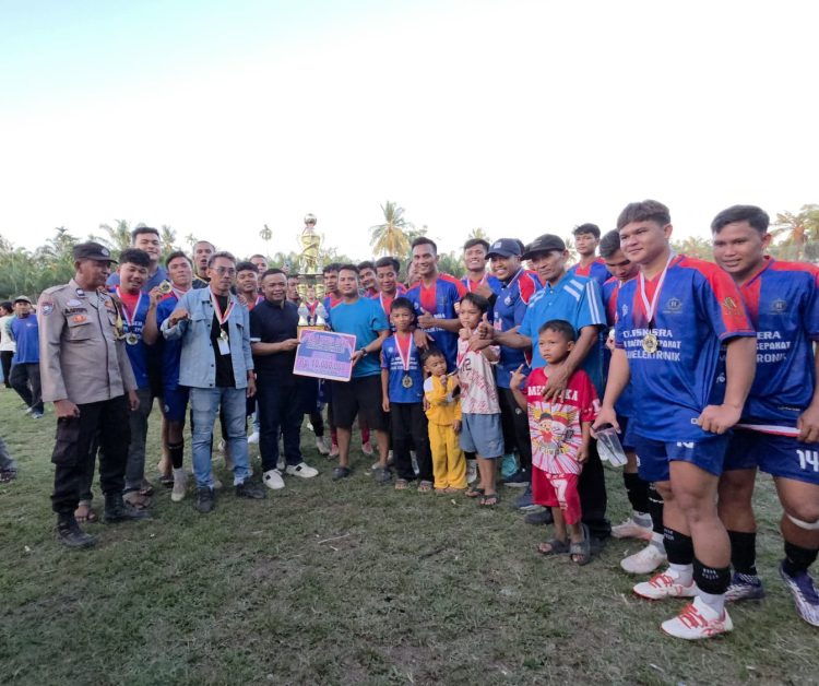 Momen foto bersama antara Arjan Priadi Ritonga selaku Ketua DPRD Kabupaten Labuhanbatu Memakai Baju Hitam dengan team Bengkel Las.