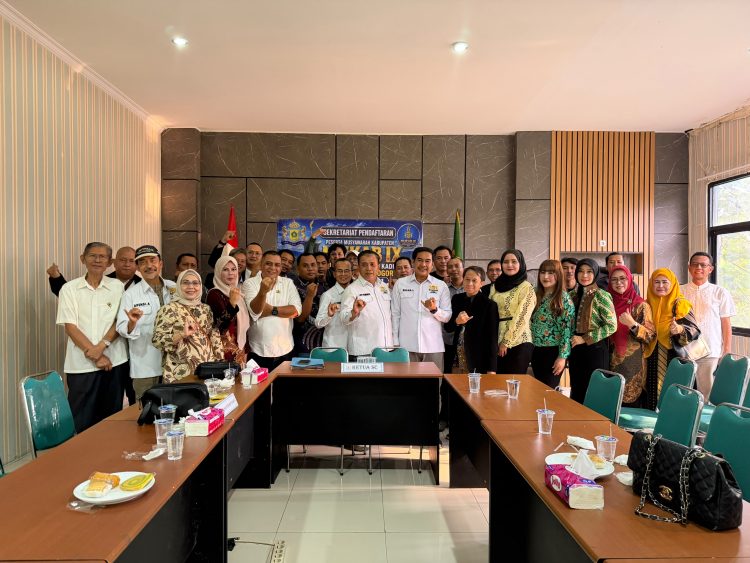 Foto bersama sesaat saat pengembalian formulir calon kadin, Jumat (21/08/2026)