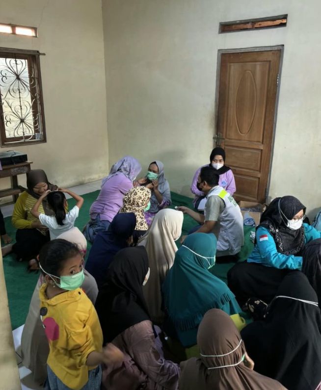 Foto..Dinkes Kabupaten Bogor saat saat melakukan pembagian masker kepada masyarakat yang terdampak.
