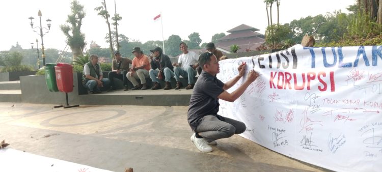 Foto: masyarakat kabupaten Bogor saat berikan tanda tangan .