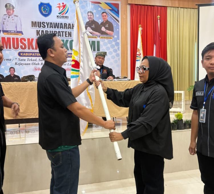 Teks Foto: Ketua KORMI Kabupaten Labuhanbatu terpilih, Hasnah Putri Jaya Siregar, saat menerima pataka dari Sekretaris Jenderal KORMI Sumatera Utara dalam rangkaian Muskab II KORMI Labuhanbatu.