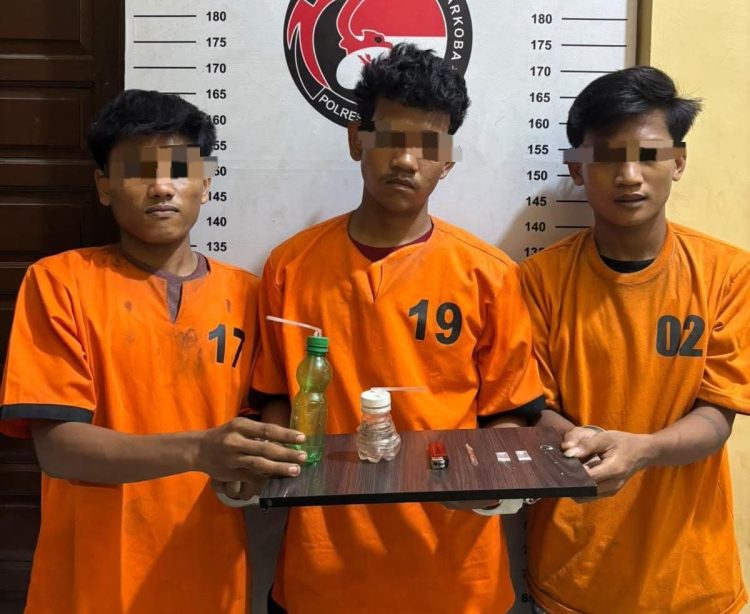Keterangan Foto: Tiga pria yang diamankan dalam Operasi Sarang Narkoba di Jalan Padang Bulan, Rantauprapat, bersama barang bukti yang diduga berkaitan dengan narkotika.