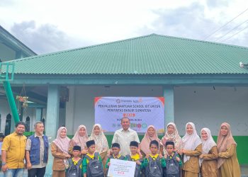 PDM Muhammadiyah Banda Aceh, Lazismu, dan Gramedia Berbagi School Kit untuk 75 Siswa SD Muhammadiyah 1