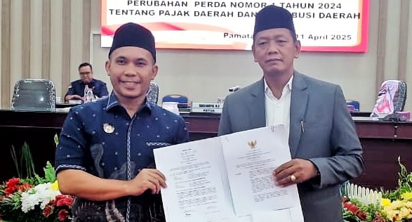 Wakil Bupati Simalungun Benny Gusman Sinaga dan Ketua DPRD Sugiarto menunjukkan keputusan bersama tentang Perda Perubahan Pajak dan Retribusi Daerah