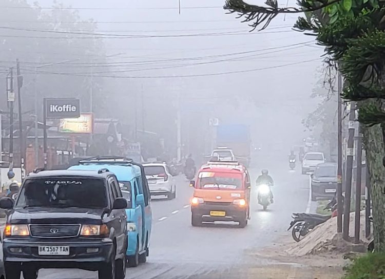 Fenomena kabut terjadi siang bolong di Pematangsiantar. (Foto:fb)