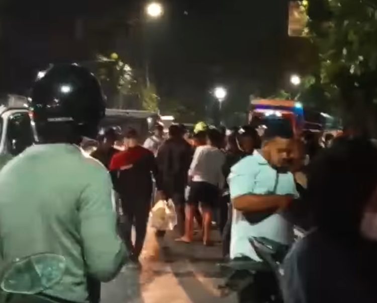 Lokasi kejadian kecelakaan dipadati masyarakat. (foto:ist)