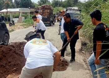 Harap Pemprovsu Tangani Kerusakan Jalan Provinsi, DPK-JAMAN Simalungun Gelar Gotong Royong Perbaiki Jalan Rusak
