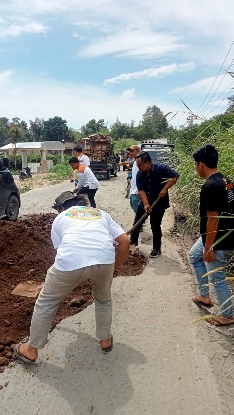 Harap Pemprovsu Tangani Kerusakan Jalan Provinsi, DPK-JAMAN Simalungun Gelar Gotong Royong Perbaiki Jalan Rusak