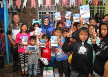 Semarak HUT RI ke 79 di Siantar Barat, Wali Kota Siantar dr Susanti Berikan Hadiah Kepada Peserta Lomba